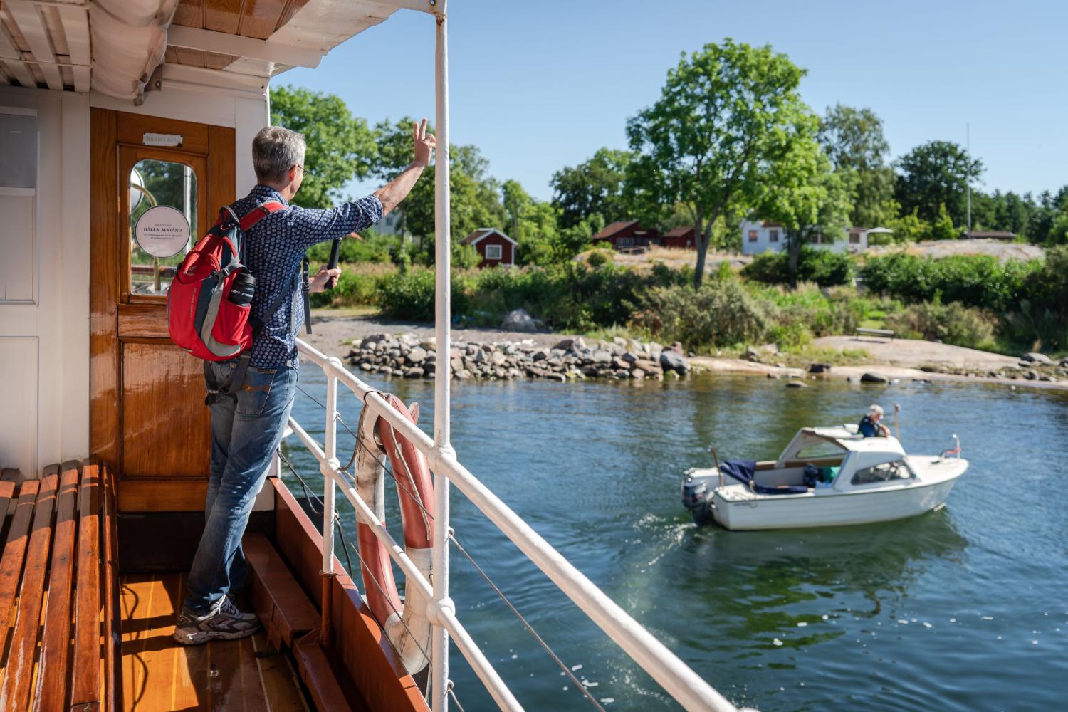 Res i Roslagens skärgård året runt med passbåt och båttaxi. Eller i vår och sommar med anordnade båtlinjer. Res på land med buss, taxi och tåg.