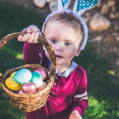 Påskklätt barn med en korg med ägg