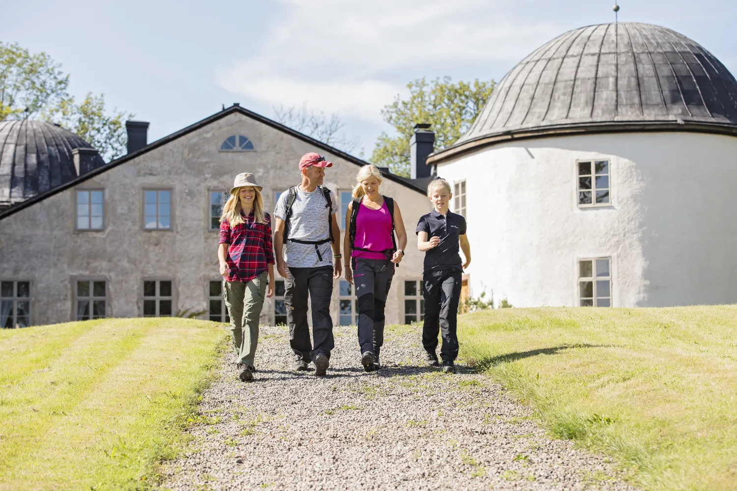 Vandrare framför Penningby slott