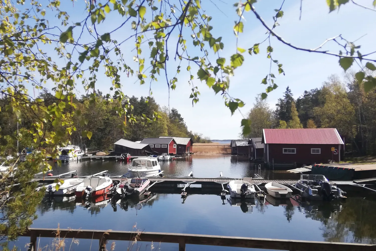 Vy över Herrängs hamn