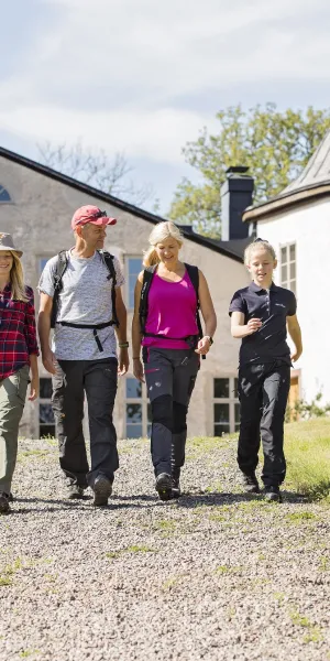 Vandrare framför Penningby slott