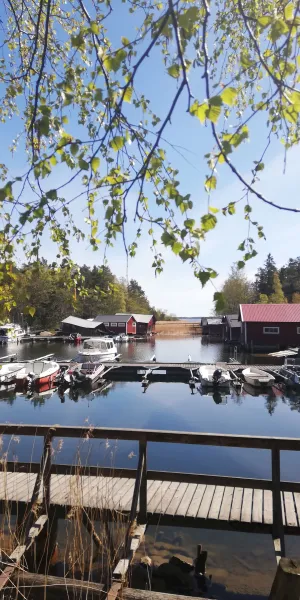 Vy över Herrängs hamn