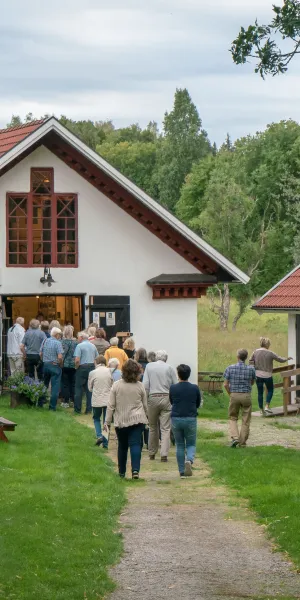 Vit byggnad med museum skrivet på väggen