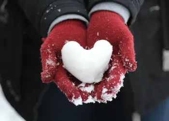 Snö formad som ett hjärta