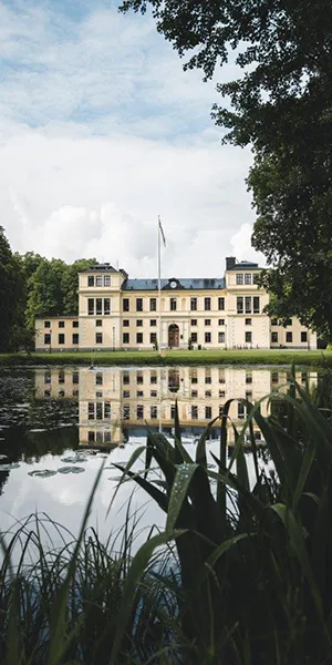 Sjö i förgrunden och slott i bakgrunden