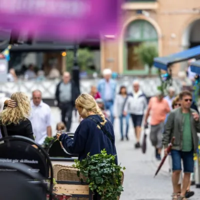 Folktät gågata i småstaden