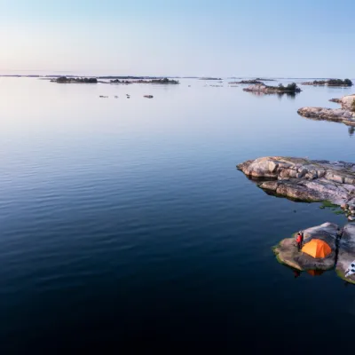 Tält på kal klippa i ytterskärgården