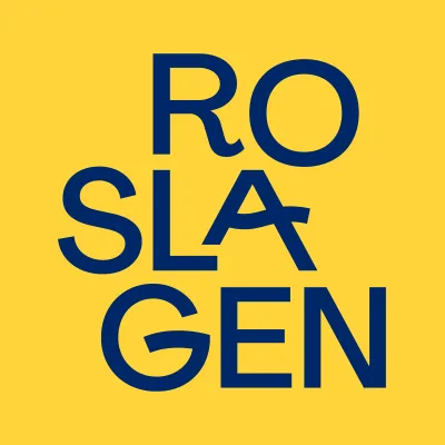 Gul botten med blå text som lyder Roslagen