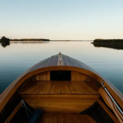 Båt i stilla skärgård