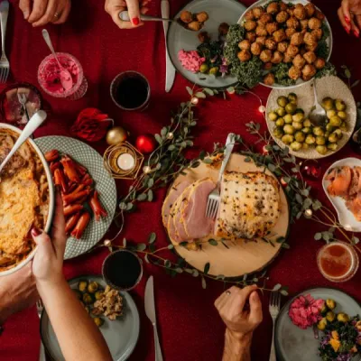 Julbord med röd duk och massa mat