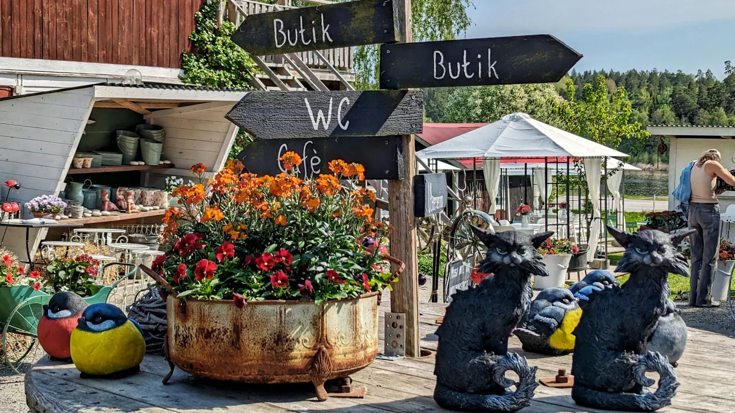 Bord med blommor och prylar utomhus på en loppis