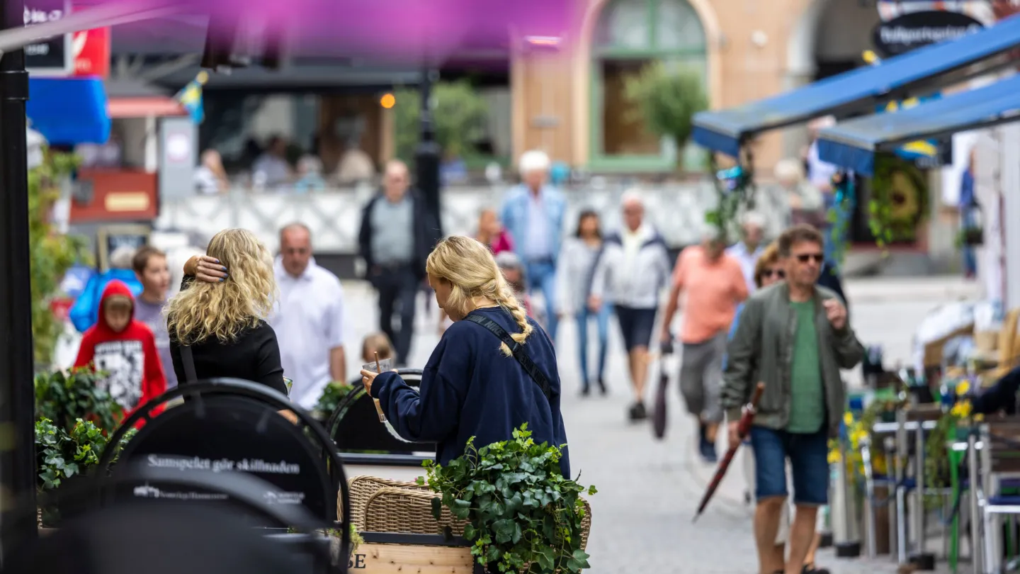 Folktät gågata i en småstad