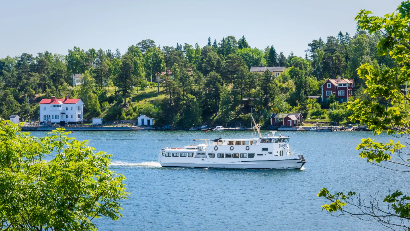 Reguljär båt på furusundsleden