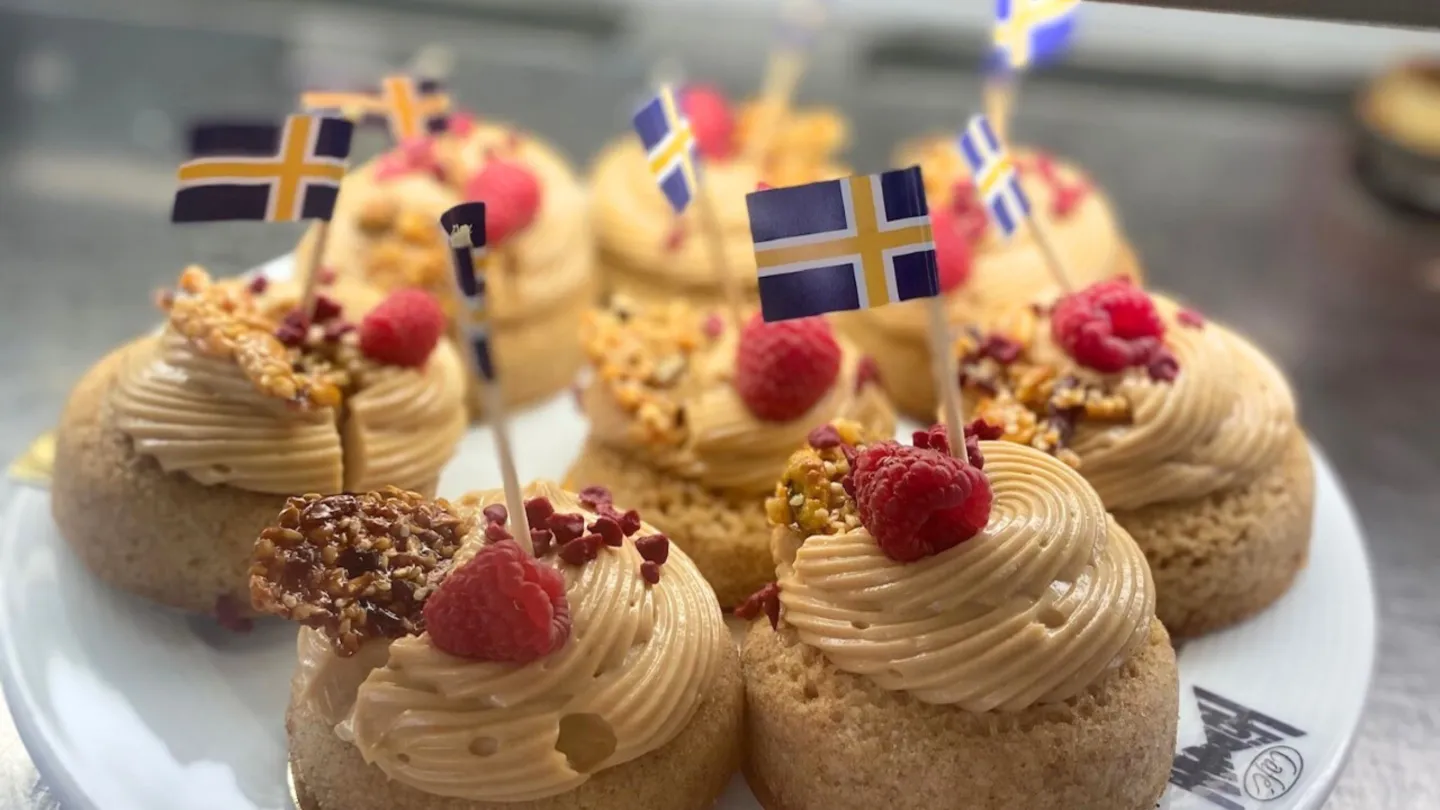 Roslagsbakelser med Roslagsflaggan-tandpetare på ett fat 